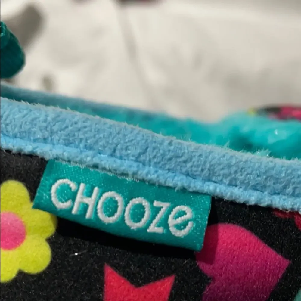 Chooze 9-10 slippers nwot black mismatched match